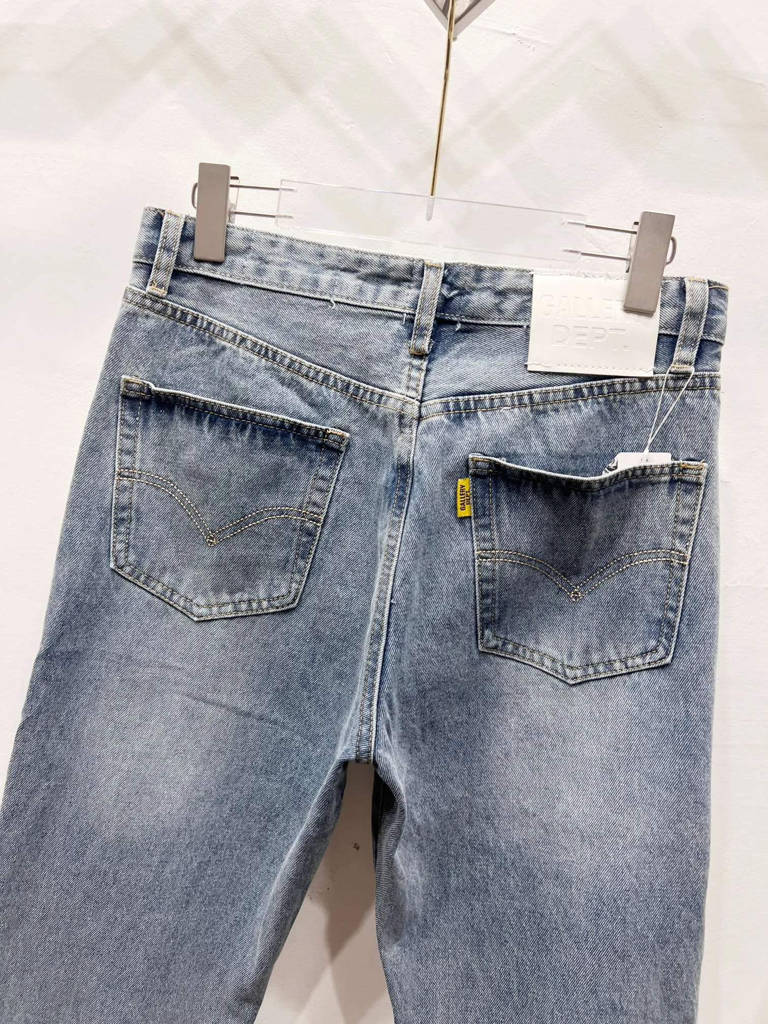P290 Style number: (c078) Gallery Dept. That is to say, the bell-bottom pants that have been eliminated by society have also been put to good use by GALLERY DEPT. Through reasonable revisions, the calf circumference is appropriately reduced, which can make the wearer wear a sense of stacking and drape, increasing the overall sense of fashion. Many items are very personalized and tasteful. Size: 28, 30, 32, 34, 36 (s-xxl) Color: blue
